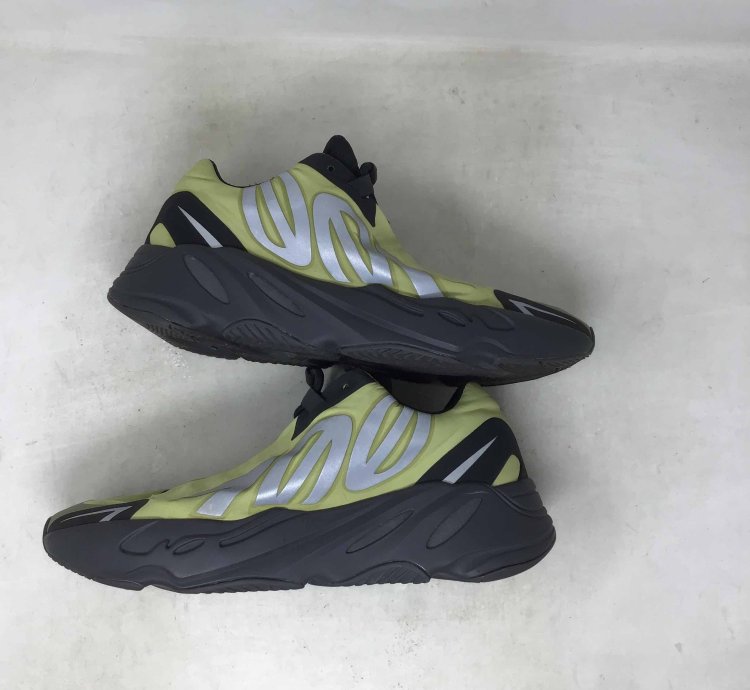 Yeezy Boost 700 Mnvn Resin