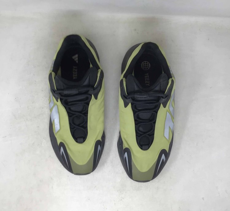 Yeezy Boost 700 Mnvn Resin