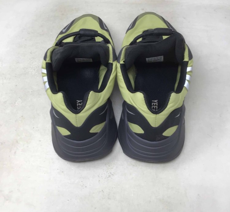 Yeezy Boost 700 Mnvn Resin