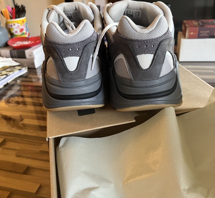 Yeezy Boost 700 V2 deadstock