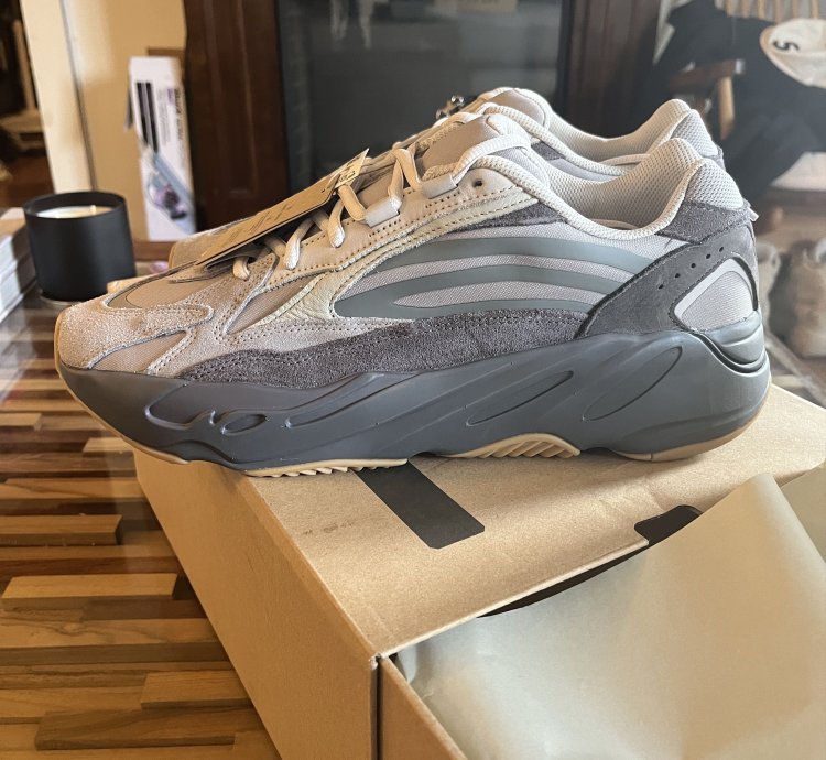 Yeezy Boost 700 V2 deadstock