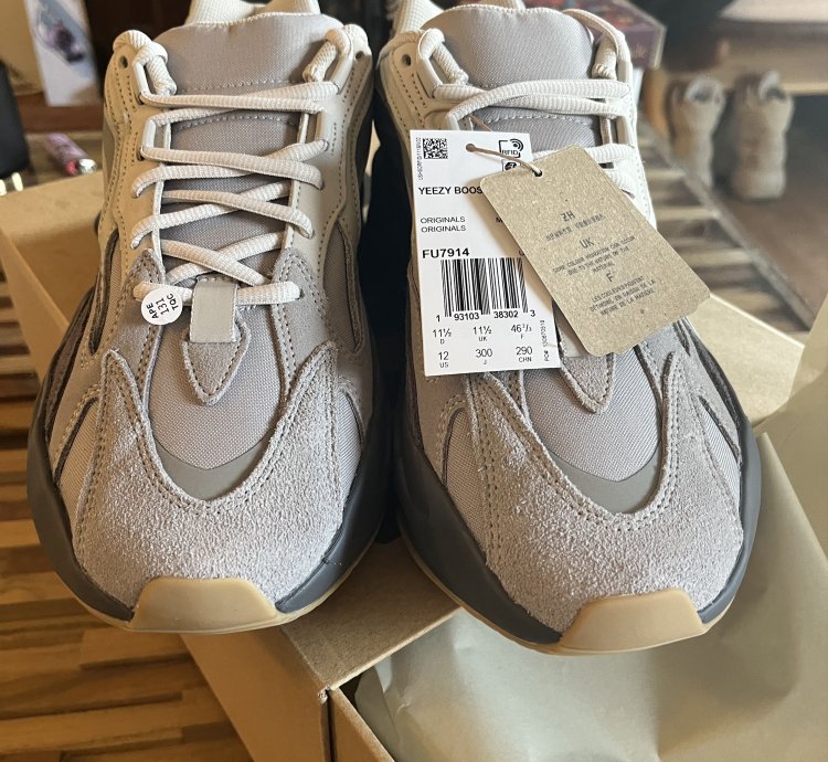 Yeezy Boost 700 V2 deadstock