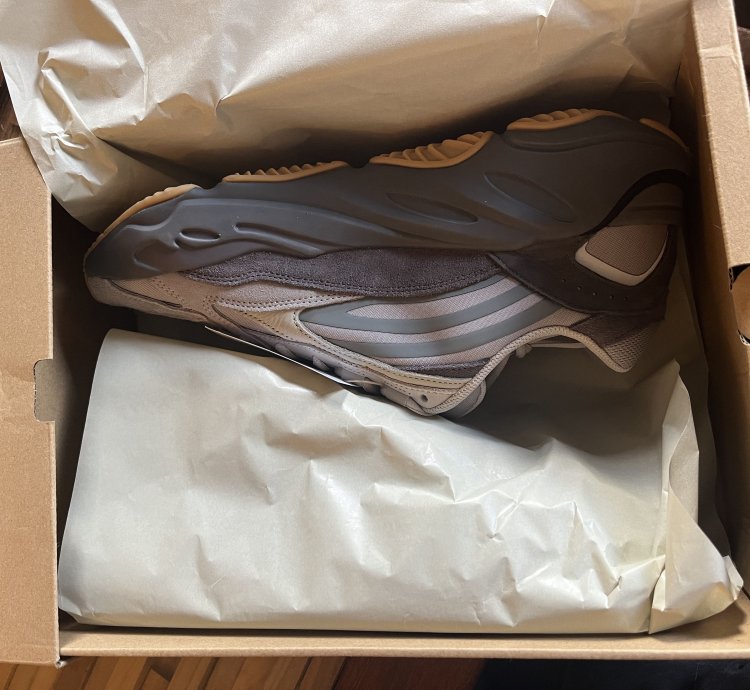 Yeezy Boost 700 V2 deadstock