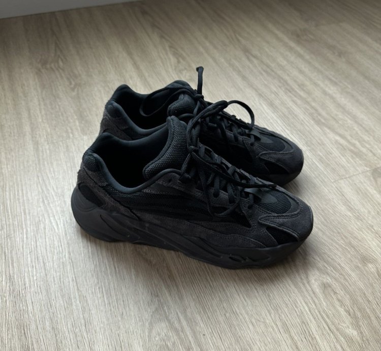 Yeezy Boost 700 V2 Vanta