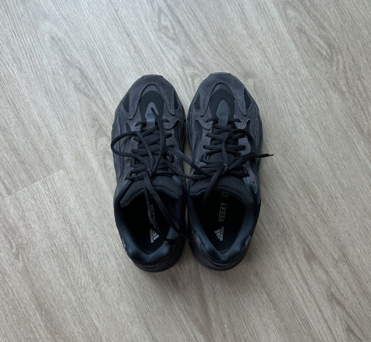 Yeezy Boost 700 V2 Vanta