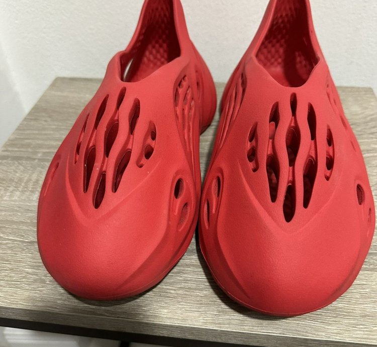Yeezy Foam Rnnr - Vermillion