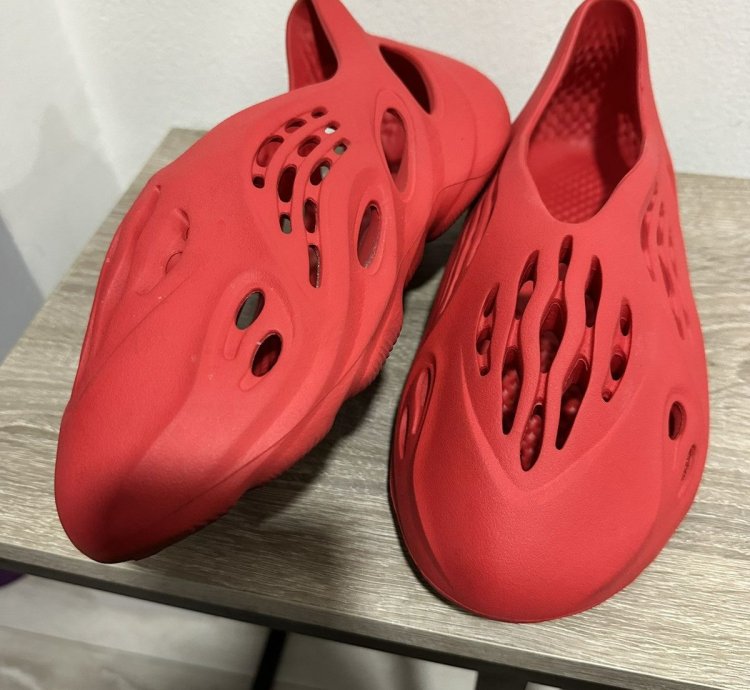 Yeezy Foam Rnnr - Vermillion