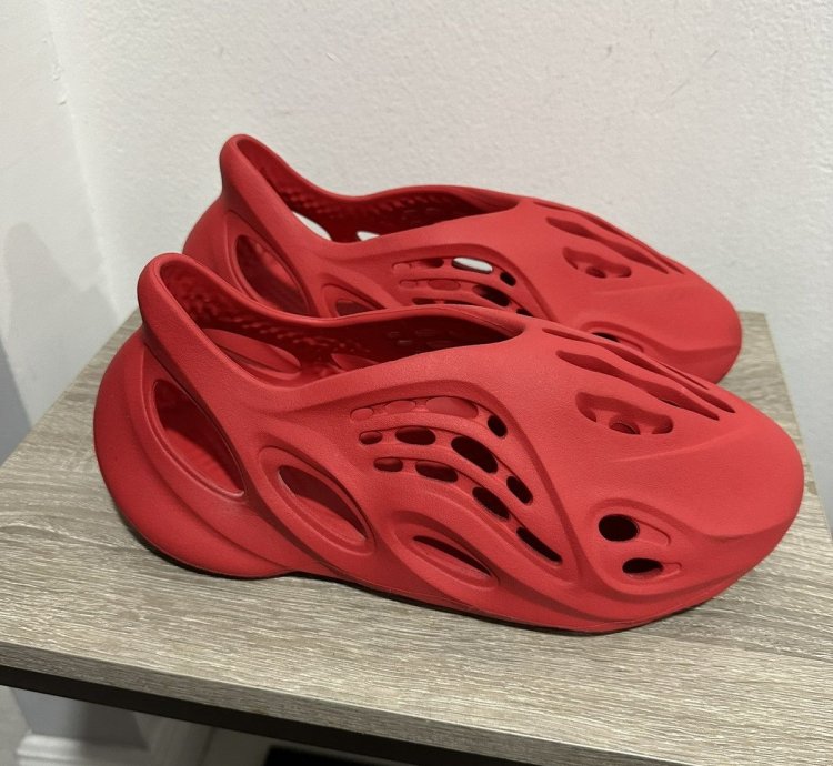 Yeezy Foam Rnnr - Vermillion