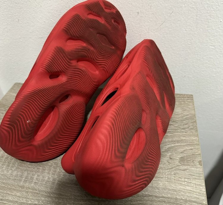 Yeezy Foam Rnnr - Vermillion
