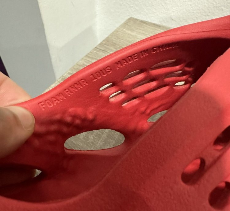 Yeezy Foam Rnnr - Vermillion