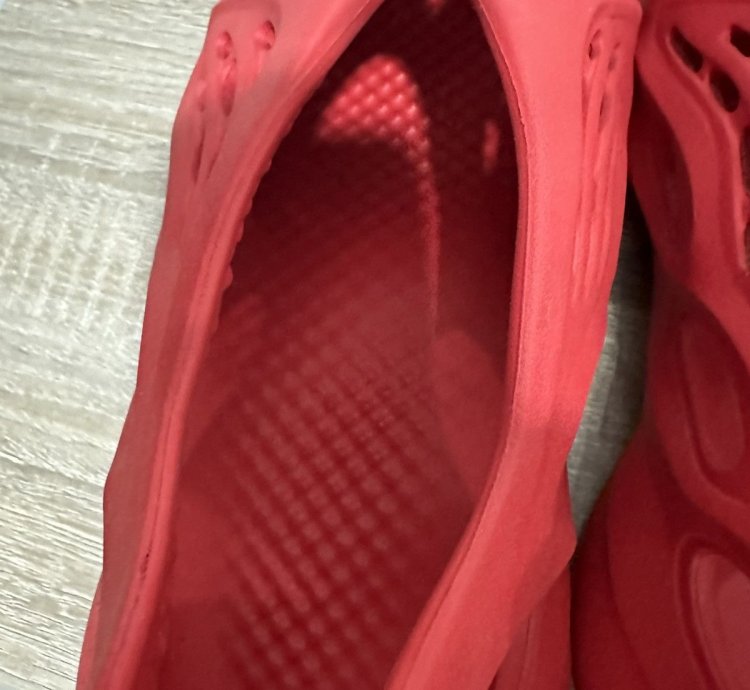 Yeezy Foam Rnnr - Vermillion
