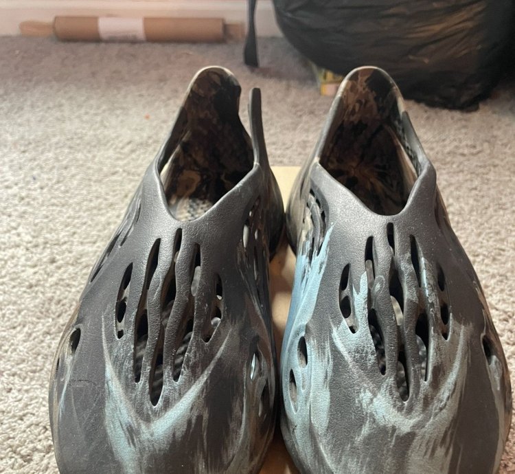 Yeezy Foam Runner Mx Carbon