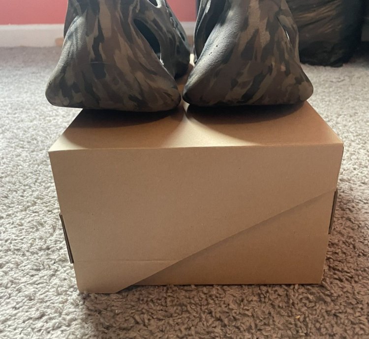 Yeezy Foam Runner Mx Carbon