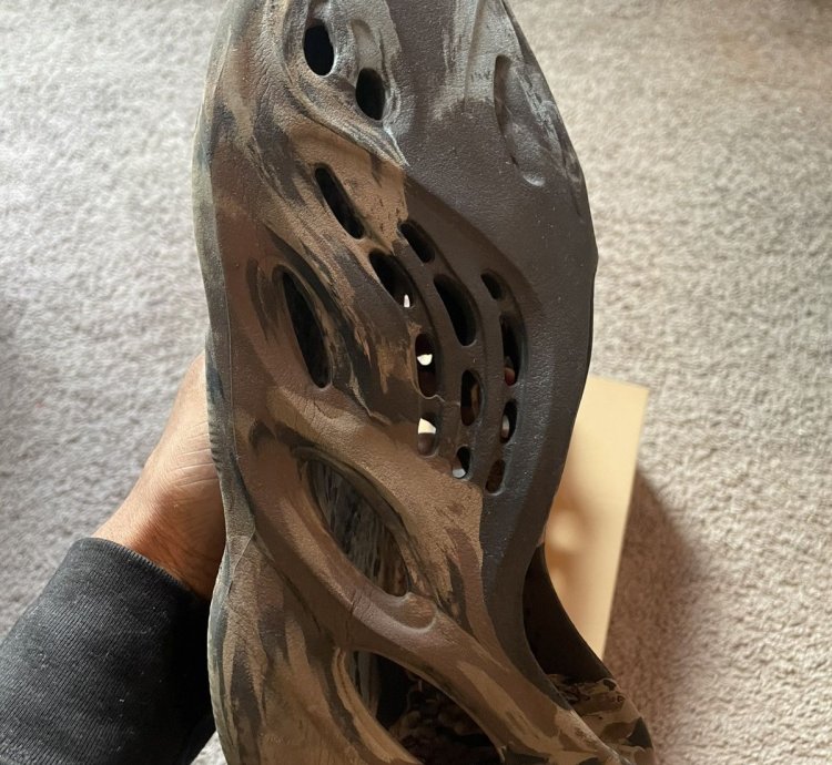 Yeezy Foam Runner Mx Carbon