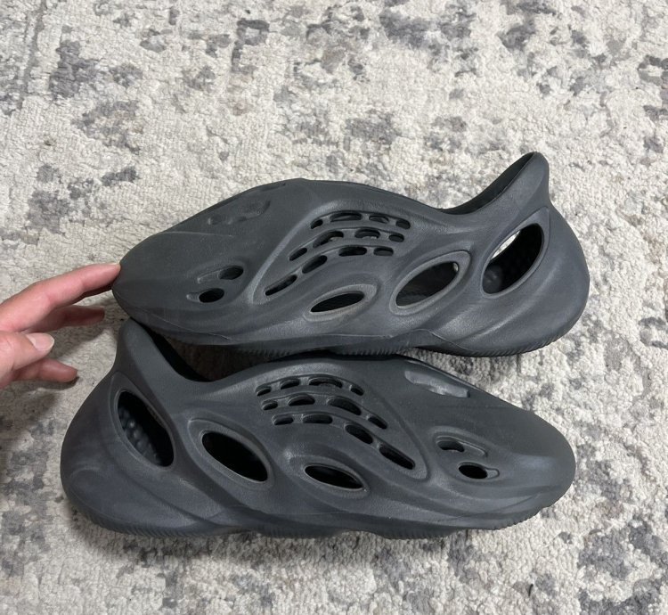 Yeezy Foamrunner Size 10 Onyx