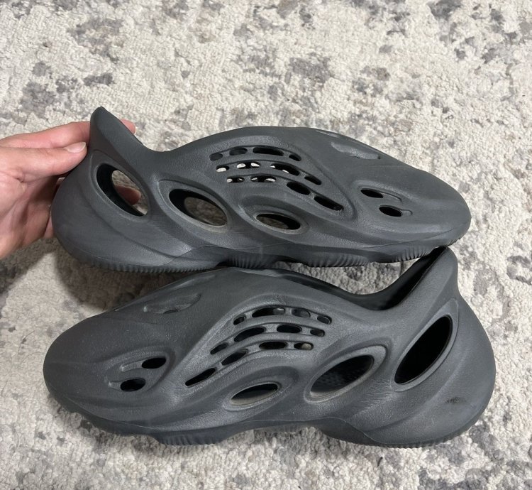 Yeezy Foamrunner Size 10 Onyx