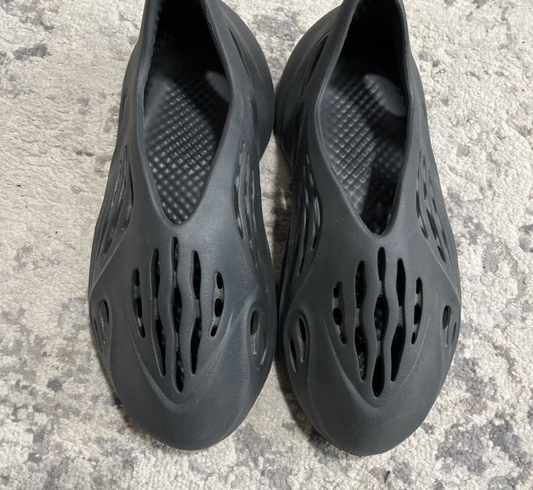 Yeezy Foamrunner Size 10 Onyx