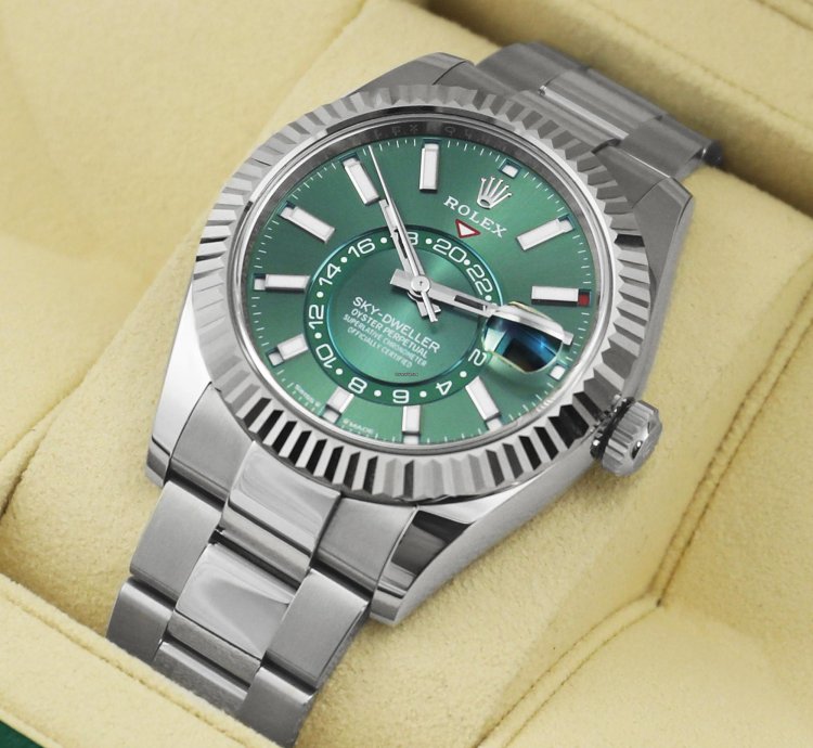 Rolex Sky-dweller 42mm Green Dial Ref 336934 - Full Set - 2024 - Unworn