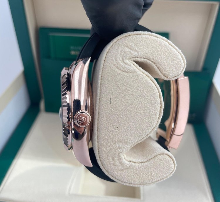 Rolex Sky-dweller 42mm Rose Gold Chocolate Index Dial Oysterflex Bracelet 326235