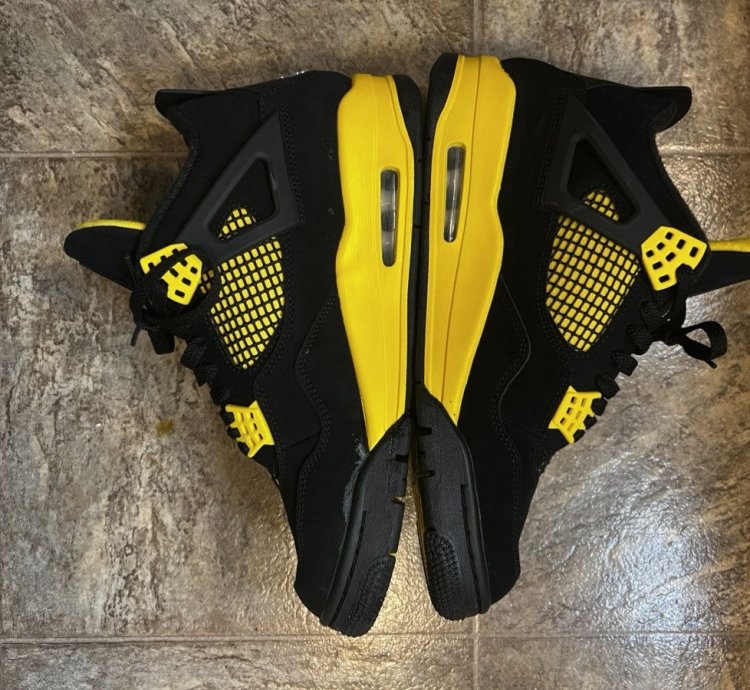 Air Jordan 4 Retro Thunder 2023