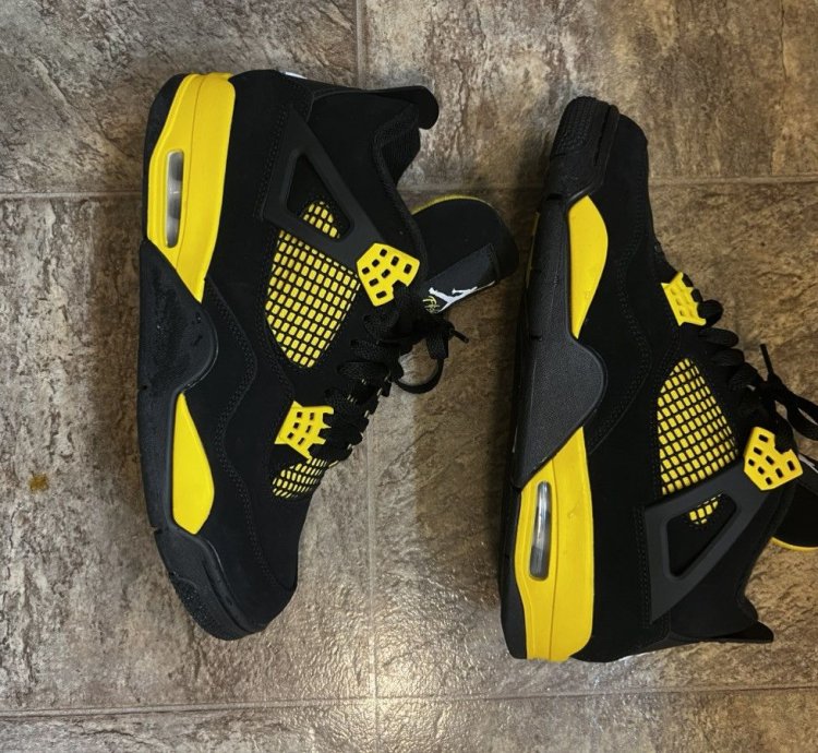Air Jordan 4 Retro Thunder 2023