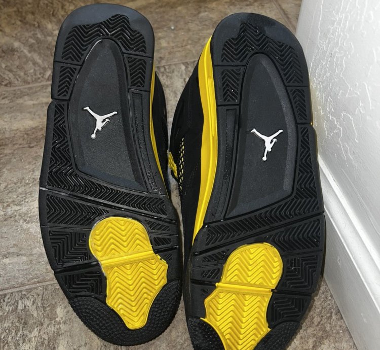 Air Jordan 4 Retro Thunder 2023