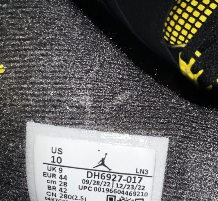 Air Jordan 4 Retro Thunder 2023