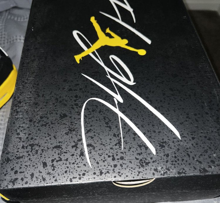 Air Jordan 4 Retro Thunder 2023