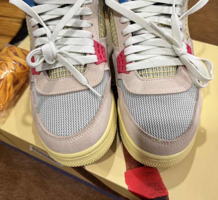 Air Jordan 4 Retro Union La Guava