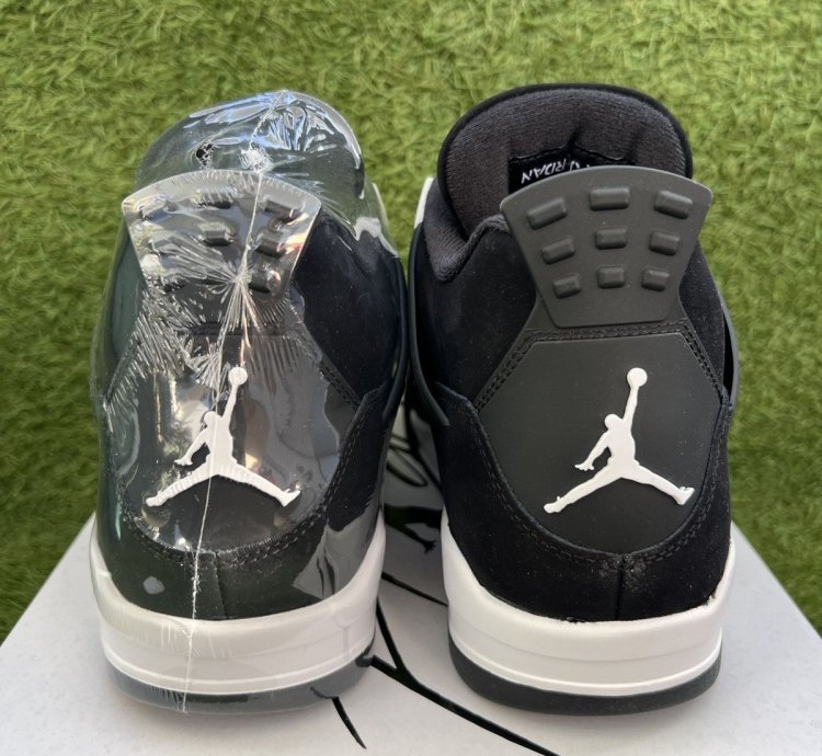 Air Jordan 4 Retro White Thunder