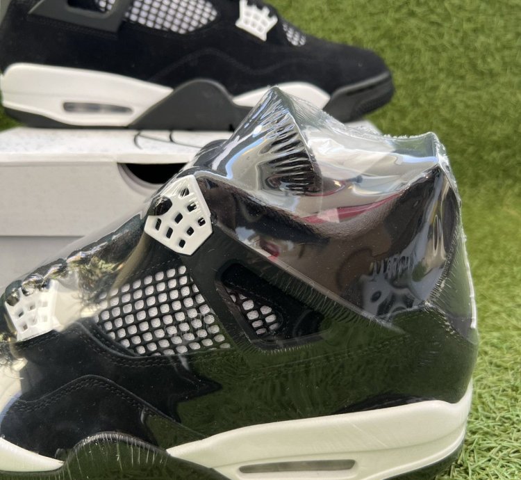 Air Jordan 4 Retro White Thunder