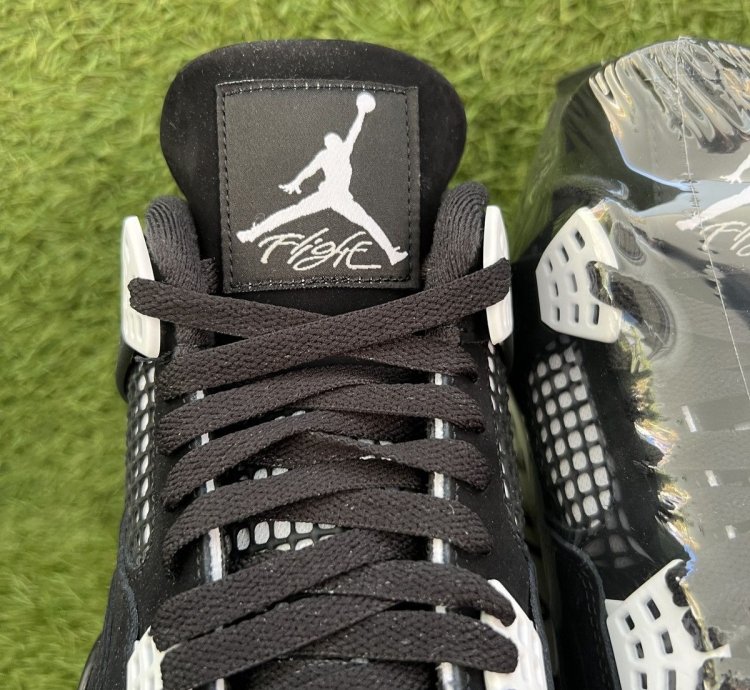 Air Jordan 4 Retro White Thunder