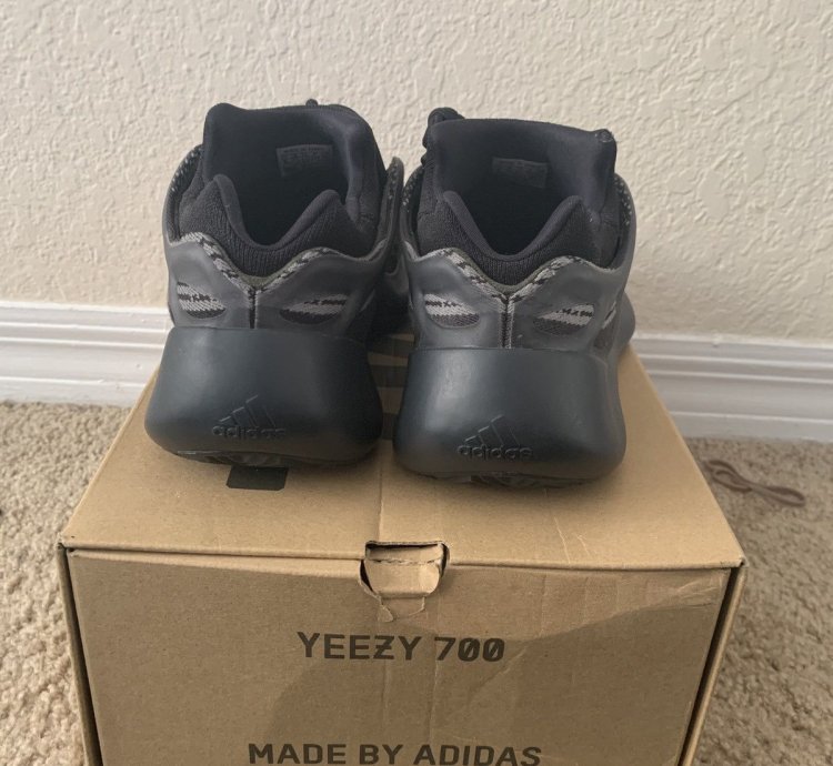 Yeezy 700 Alvah Size 8