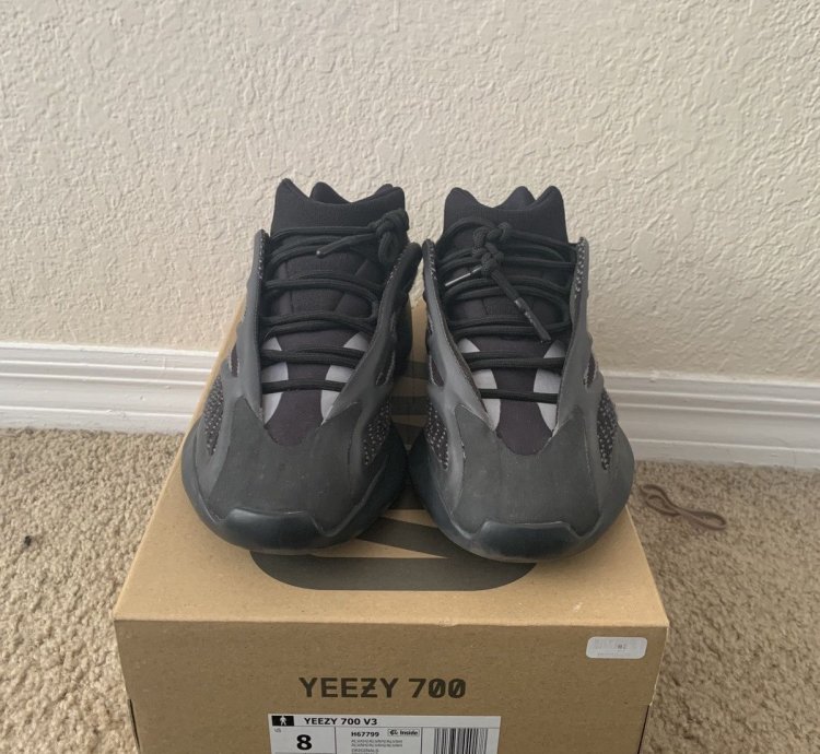 Yeezy 700 Alvah Size 8