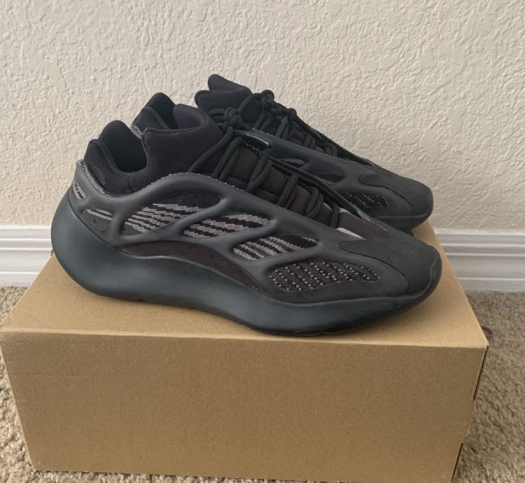 Yeezy 700 Alvah Size 8