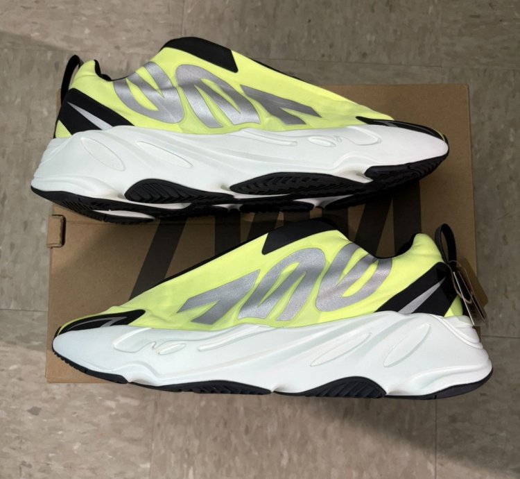 Yeezy 700 Mnvn Laceless Phosphor