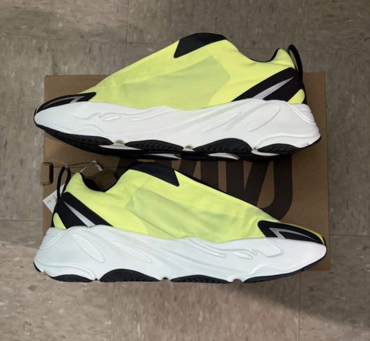 Yeezy 700 Mnvn Laceless Phosphor