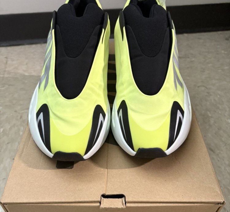 Yeezy 700 Mnvn Laceless Phosphor