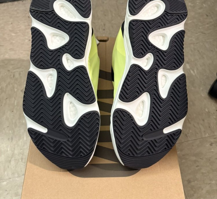 Yeezy 700 Mnvn Laceless Phosphor