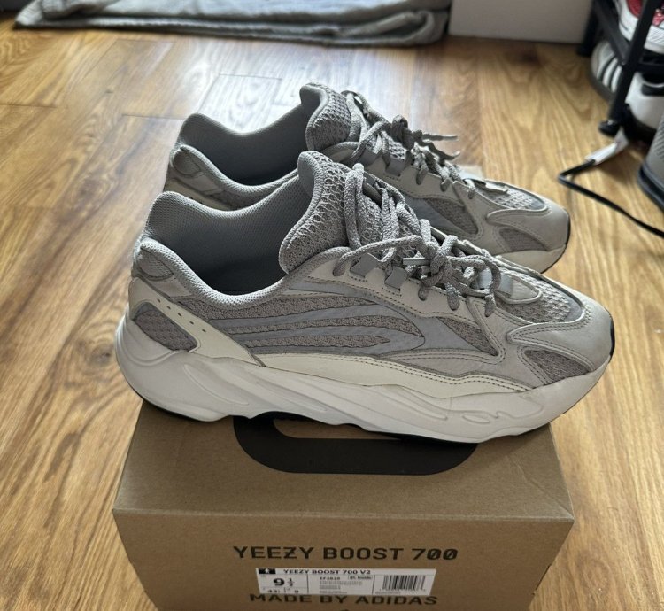 Yeezy 700 V2 Static 2018 first Batch Yzy