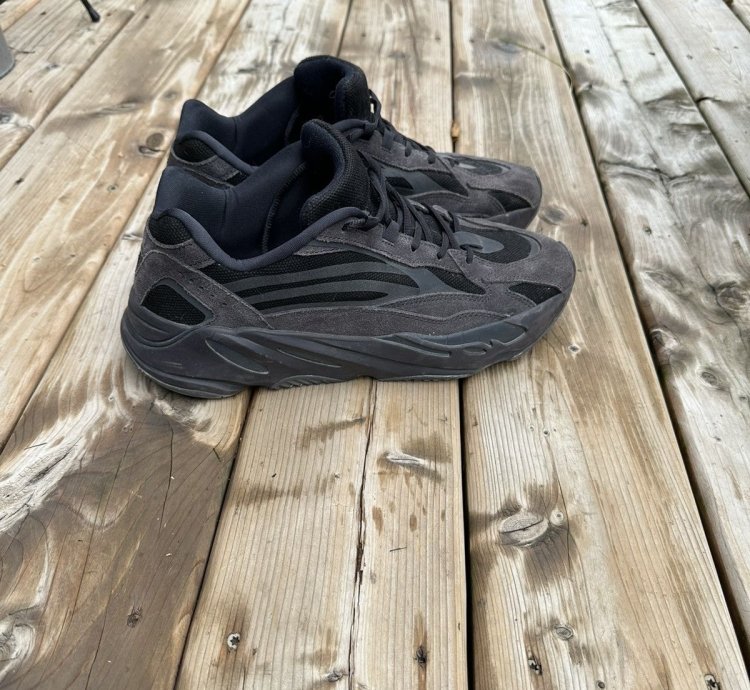 Yeezy 700 V2 Vanta Like New Black Grey Sneakers Shoes