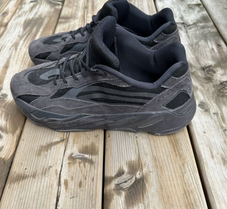 Yeezy 700 V2 Vanta Like New Black Grey Sneakers Shoes