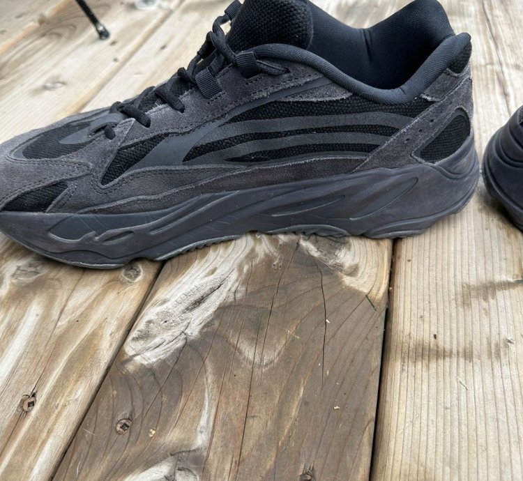 Yeezy 700 V2 Vanta Like New Black Grey Sneakers Shoes