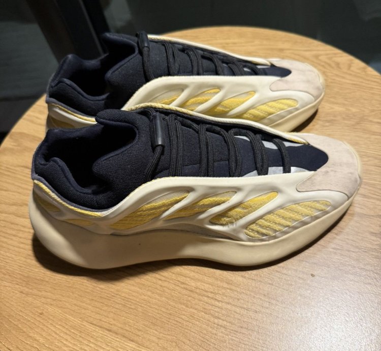 Yeezy 700 V3