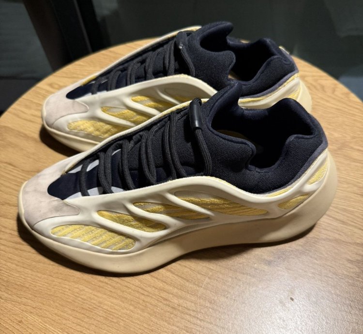 Yeezy 700 V3