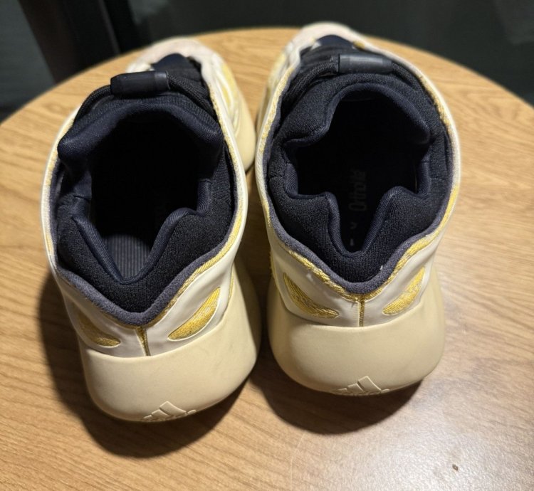 Yeezy 700 V3