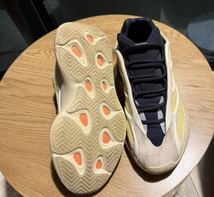 Yeezy 700 V3