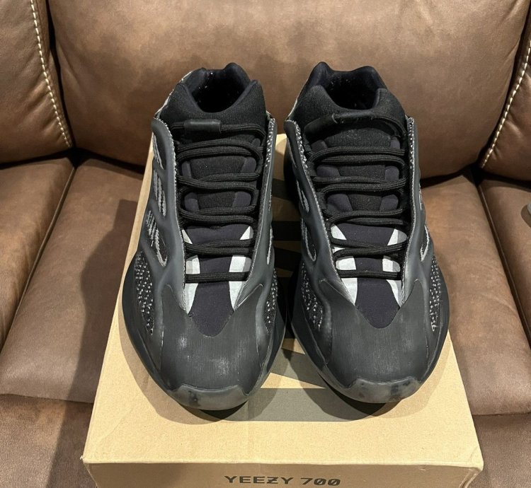 Yeezy 700 V3 Alvah