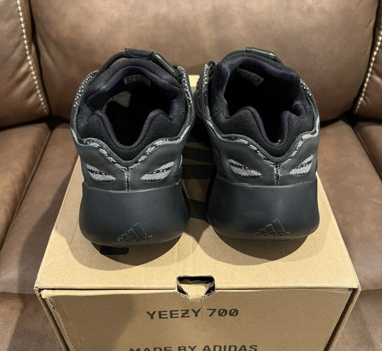 Yeezy 700 V3 Alvah