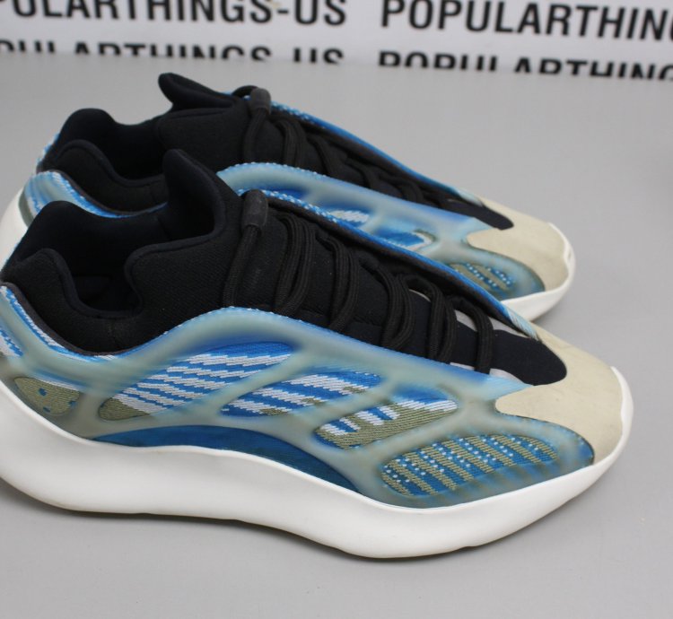 Yeezy 700 V3 Arzareth Size 8 5